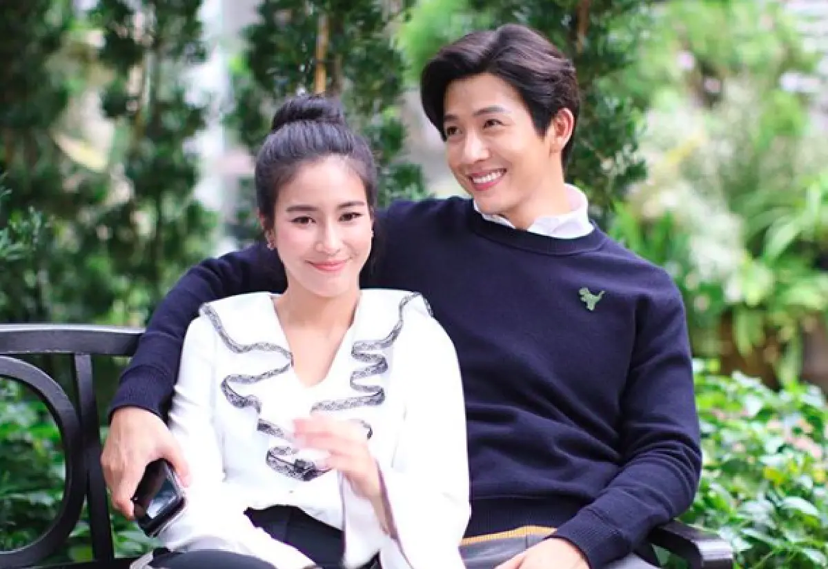 “ดีเจพุฒ” ควงว่าที่ภรรยา “จุ๋ย” เดินสายแจกการ์ดแต่งงานในซองสีน้ำเงิน