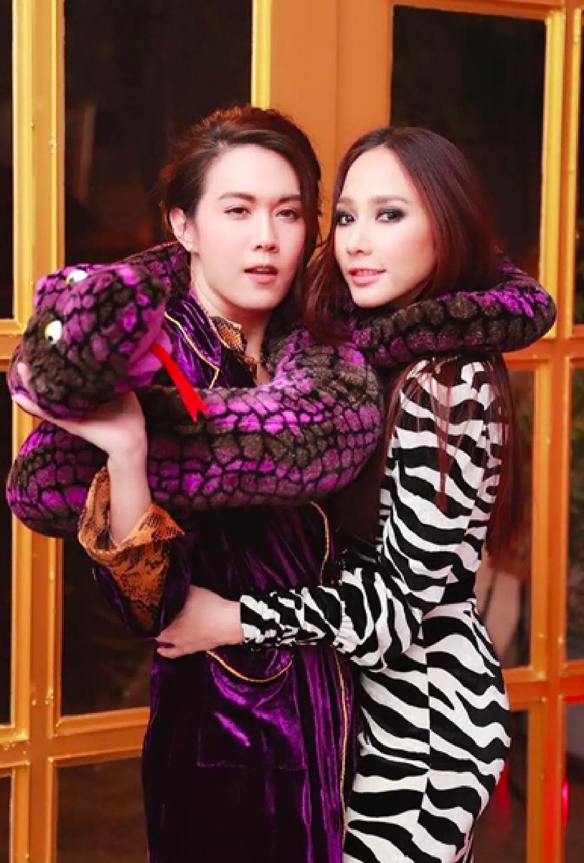 “อั้ม” ใส่ชุดม้าลายสุดแซ่บ นำทีมตัวพ่อ-ตัวแม่ของวงการ ร่วมงานวันเกิด “ชาย อานันทวีป”