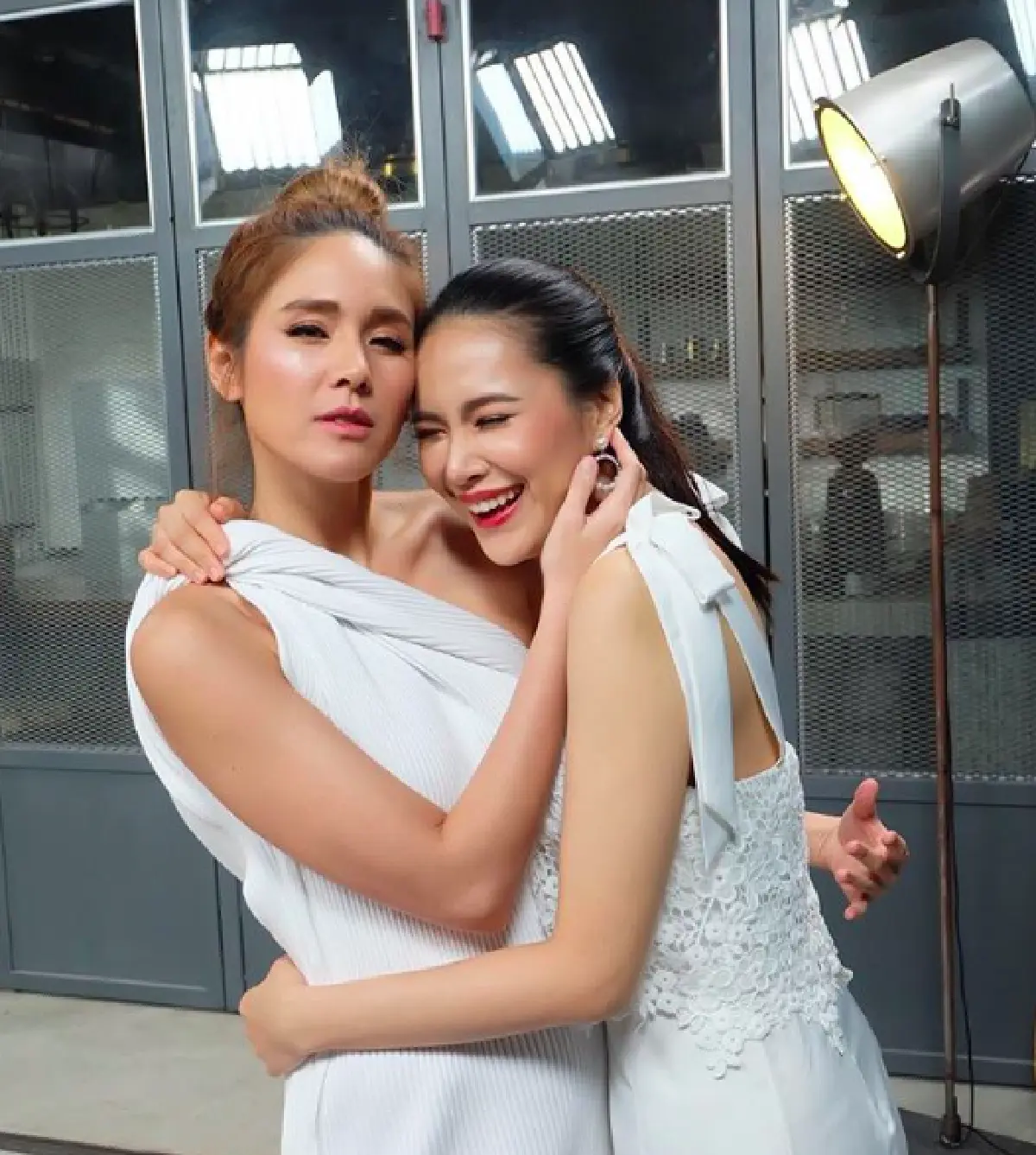"จิ๊บ ปกฉัตร” เผยแชทไลน์ “โบวี่ อัฐมา” ท้องแล้ว! พร้อมเผยภาพในชุดแต่งงาน