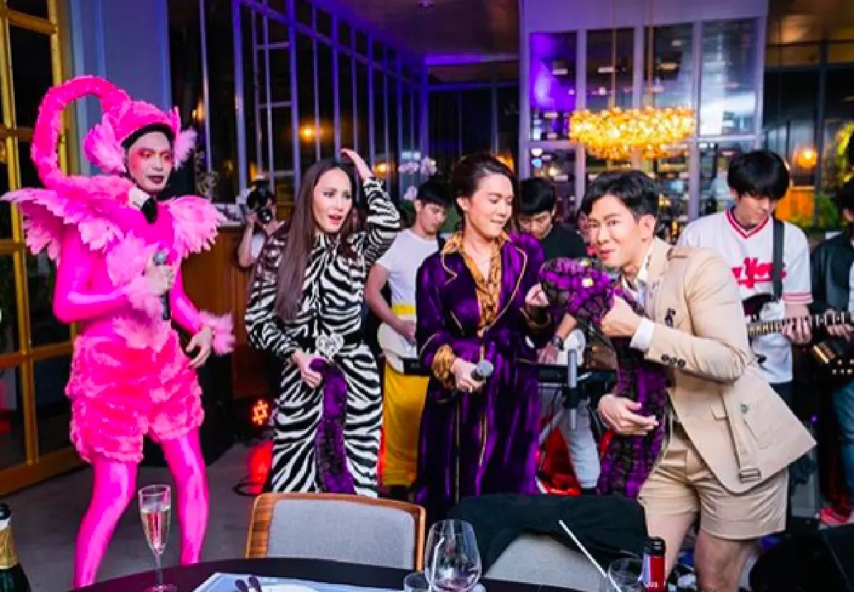 “อั้ม” ใส่ชุดม้าลายสุดแซ่บ นำทีมตัวพ่อ-ตัวแม่ของวงการ ร่วมงานวันเกิด “ชาย อานันทวีป”