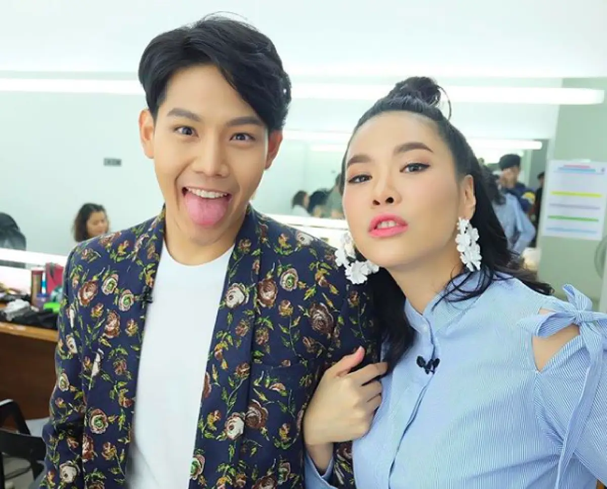 "จิ๊บ ปกฉัตร” เผยแชทไลน์ “โบวี่ อัฐมา” ท้องแล้ว! พร้อมเผยภาพในชุดแต่งงาน