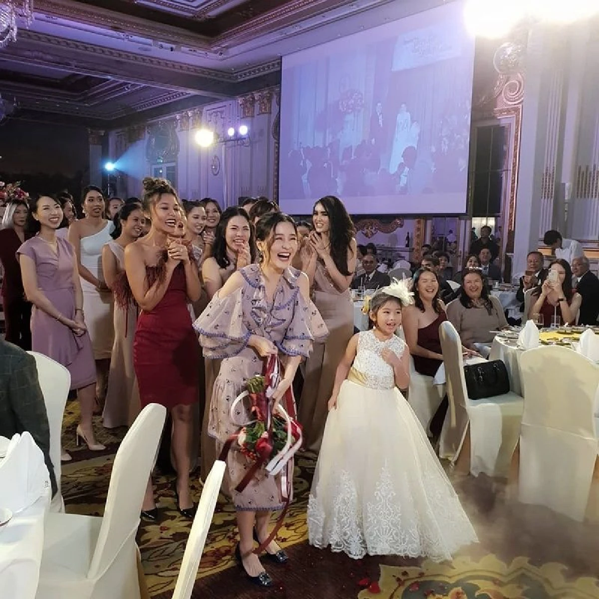 “แอมป์” ว่าไง!? “ออม” ได้ช่อดอกไม้จากงานแต่ง แต่งานนี้เจ้าสาวเดินมาให้เองกับมือ