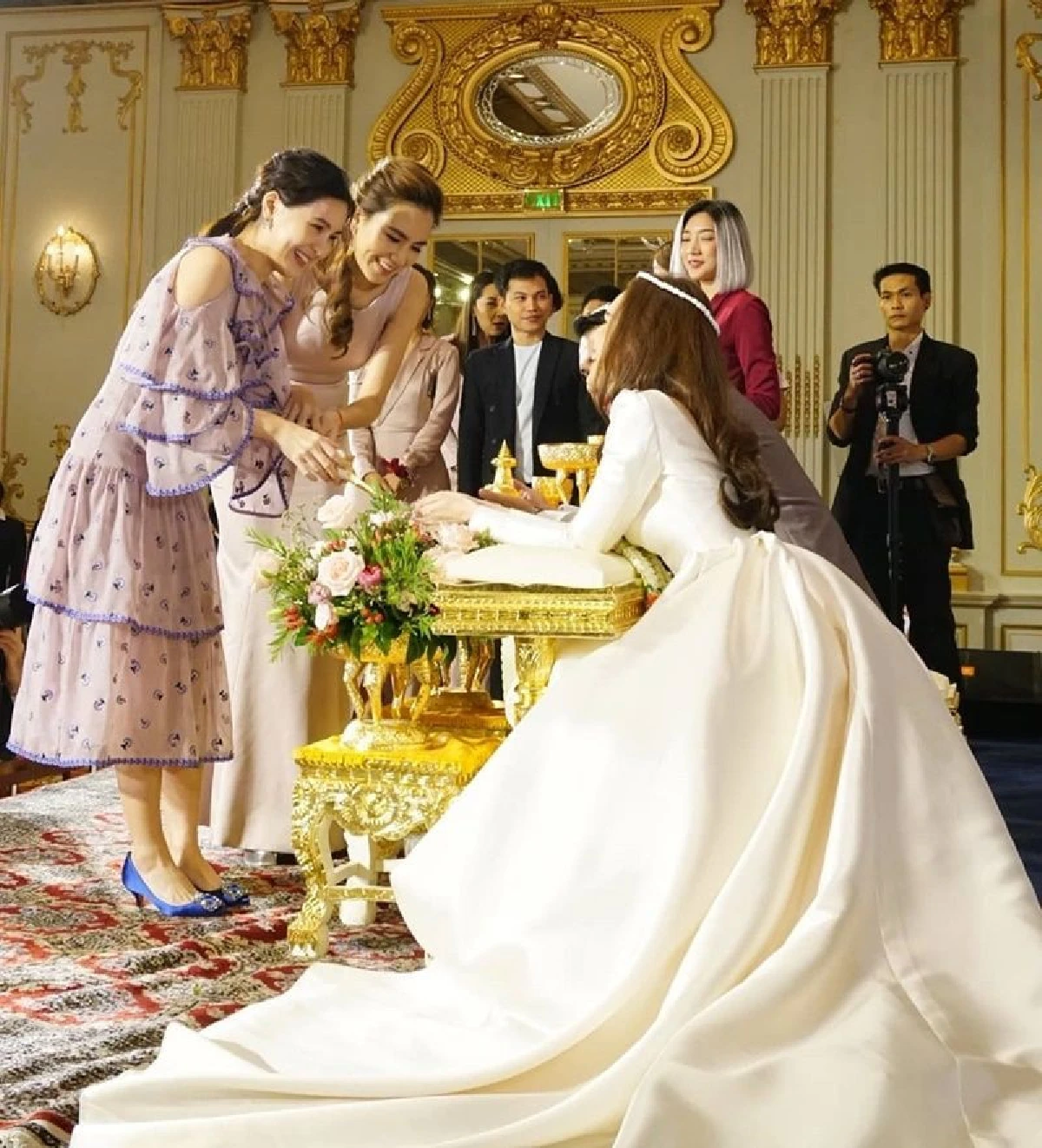 “แอมป์” ว่าไง!? “ออม” ได้ช่อดอกไม้จากงานแต่ง แต่งานนี้เจ้าสาวเดินมาให้เองกับมือ