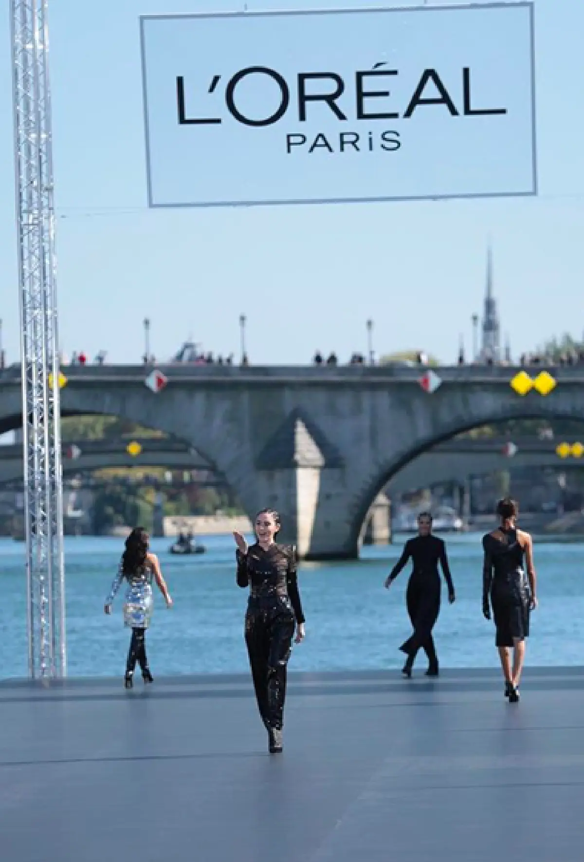 "ใหม่ ดาวิกา” ฮอตไม่หยุด ร่วมเดินแบบอวดความปังใน "Paris Fashion Week 2018”