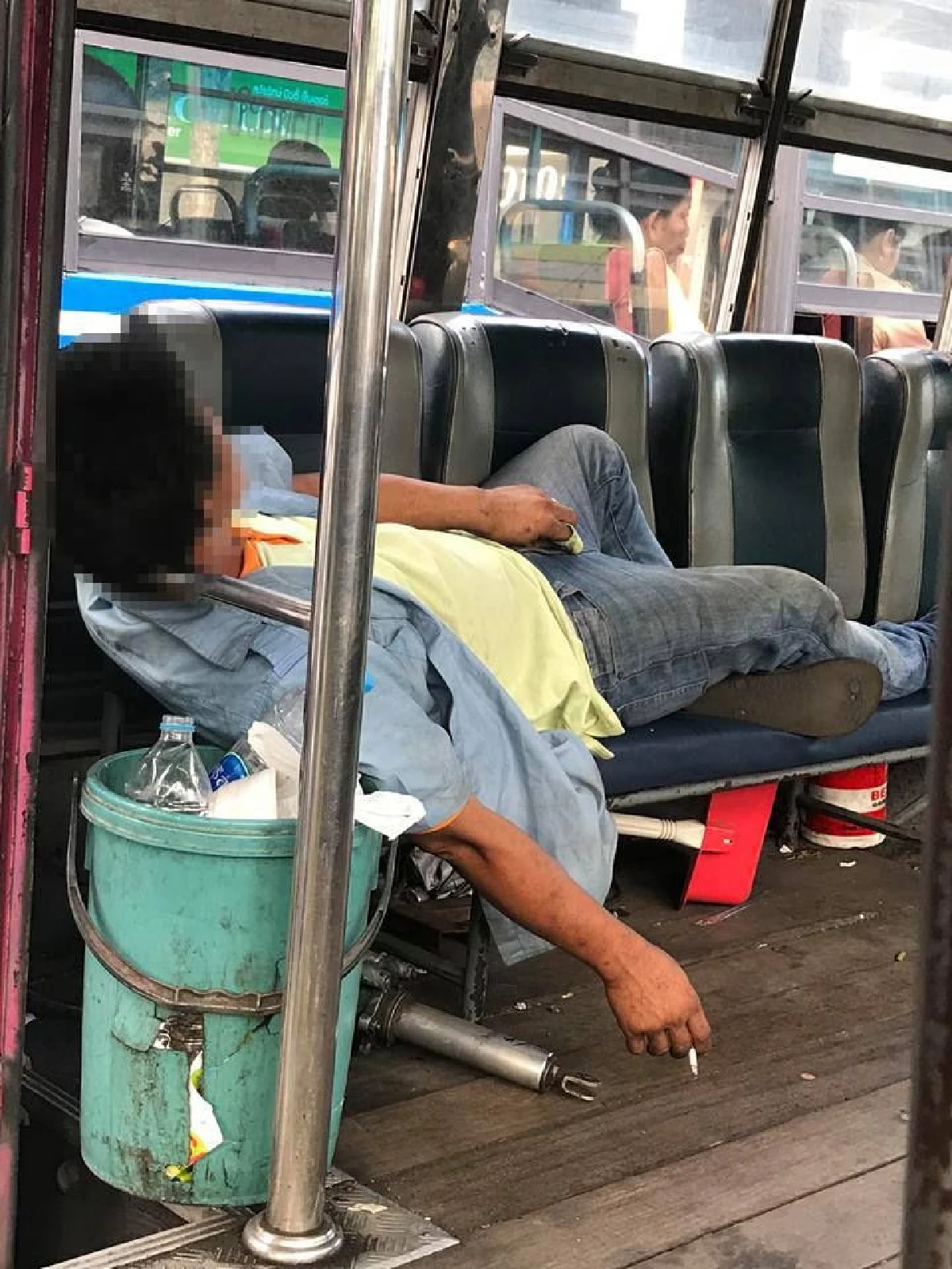 ผู้โดยสารเซ็ง! กระเป๋ารถเมล์สาย 122 ชิวนั่ง-นอนสูบบุหรี่