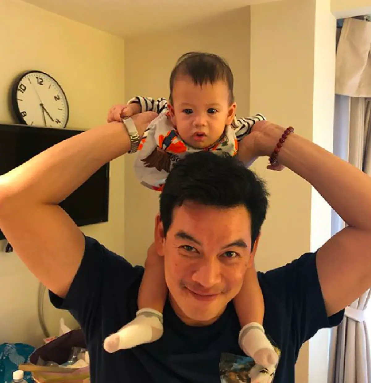 โมเมนต์น่ารัก “ชาคริต” พา “น้องโพธิ์” เรียนว่ายน้ำครั้งแรก บอกเลยงานนี้ลูกชายชิวๆ