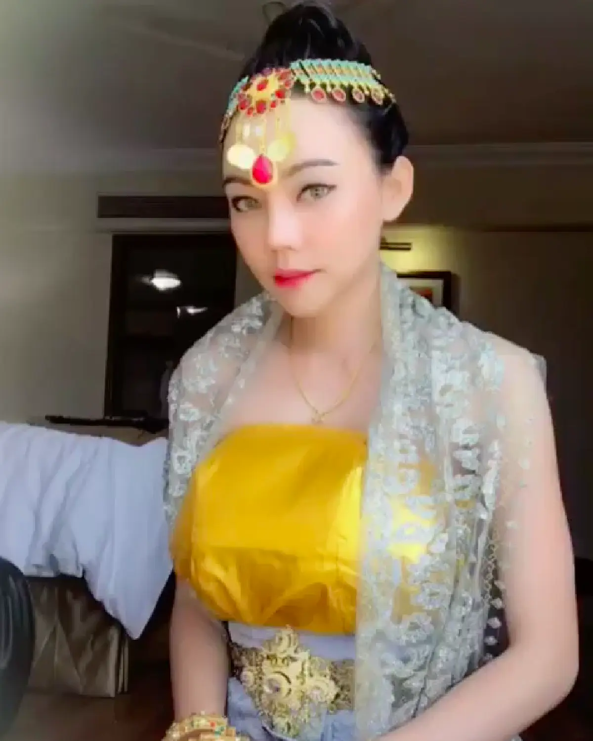 เหมือนหรือยัง!? ส่องภาพ “เอ็มมี่" หลังบินไปทำศัลยกรรมยกทั้งหน้า โดยมี “ชมพู่” เป็นแบบในการทำ