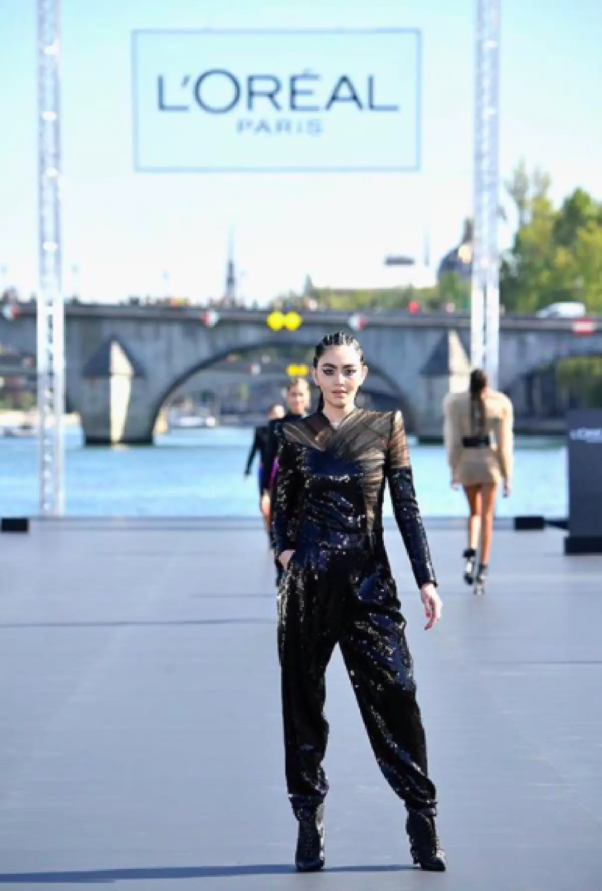 "ใหม่ ดาวิกา” ฮอตไม่หยุด ร่วมเดินแบบอวดความปังใน "Paris Fashion Week 2018”