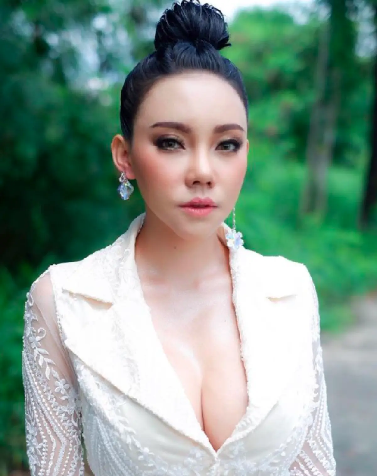 เหมือนหรือยัง!? ส่องภาพ “เอ็มมี่" หลังบินไปทำศัลยกรรมยกทั้งหน้า โดยมี “ชมพู่” เป็นแบบในการทำ