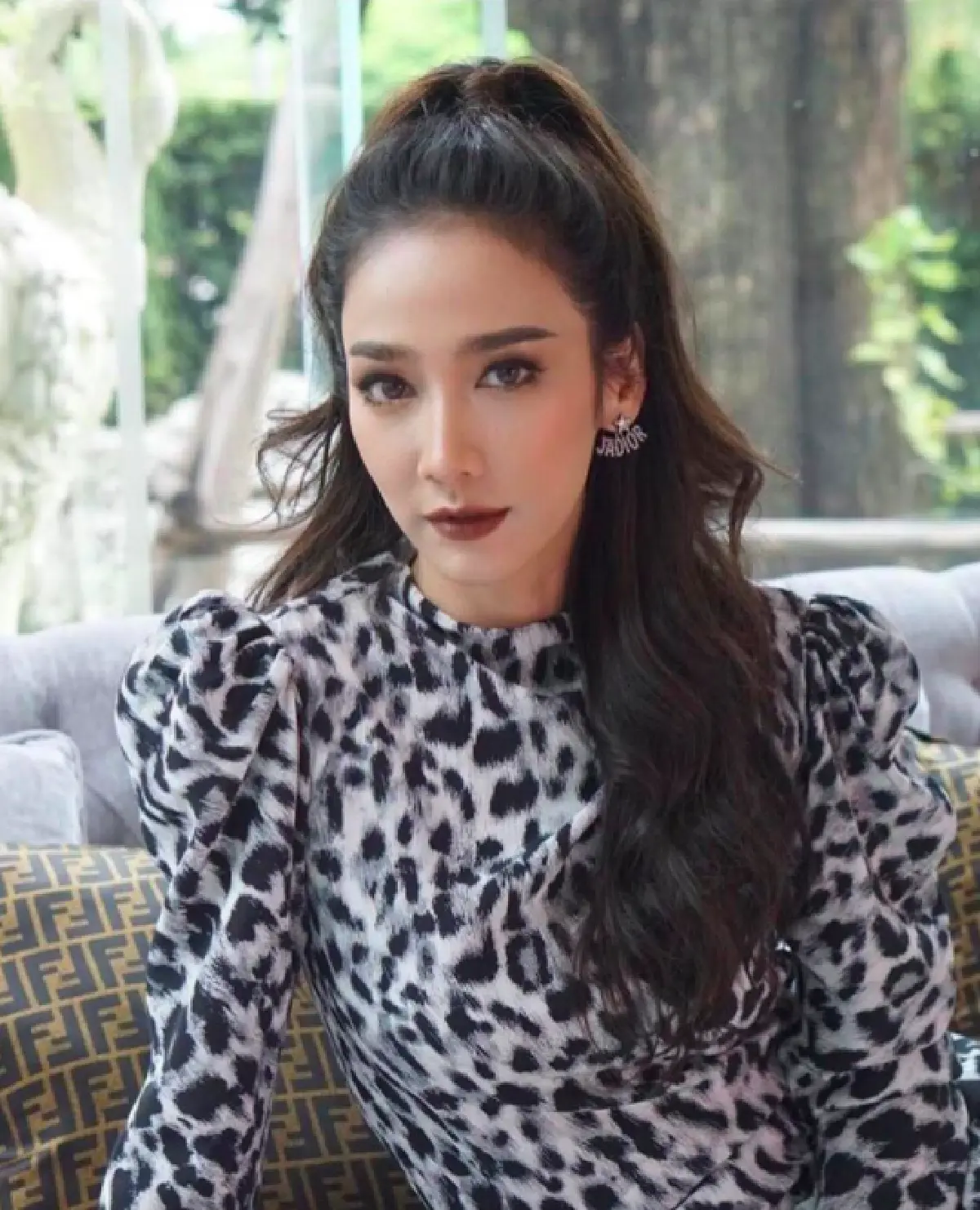 ตัวแม่ไม่มีพลาด! ส่องแฟชั่นสุดลายหนังสัตว์สุดแซ่บของเหล่าซุปตาร์สาว