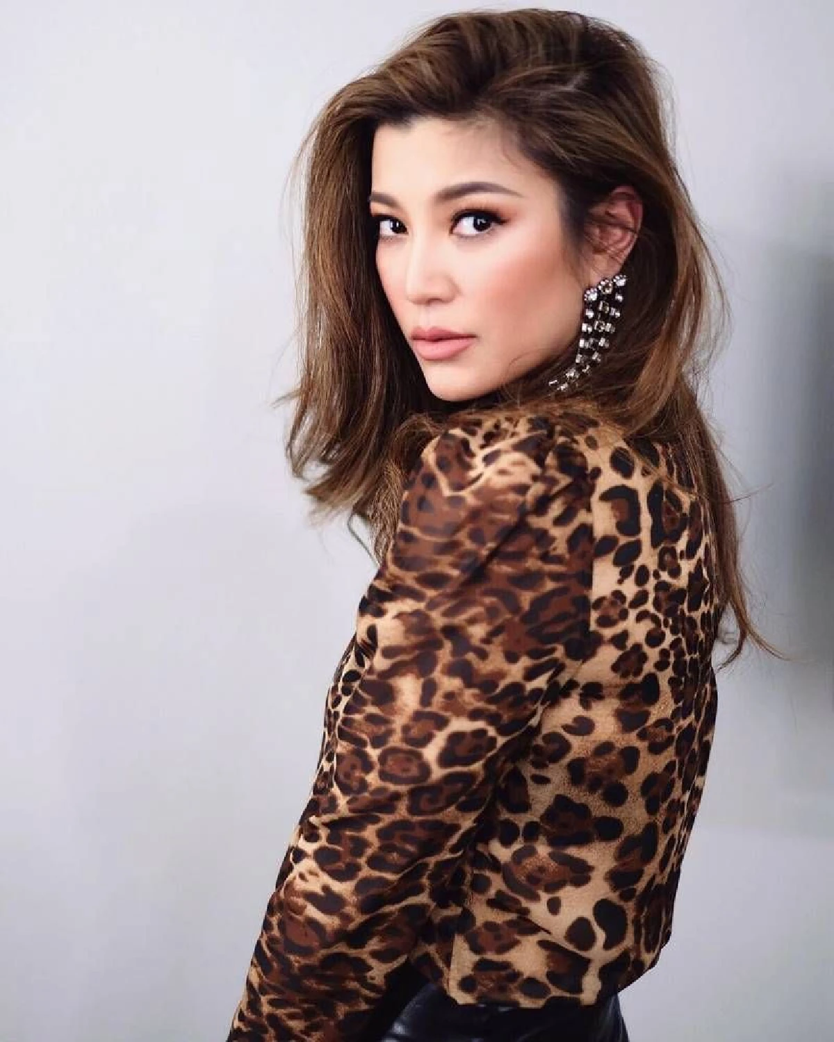 ตัวแม่ไม่มีพลาด! ส่องแฟชั่นสุดลายหนังสัตว์สุดแซ่บของเหล่าซุปตาร์สาว