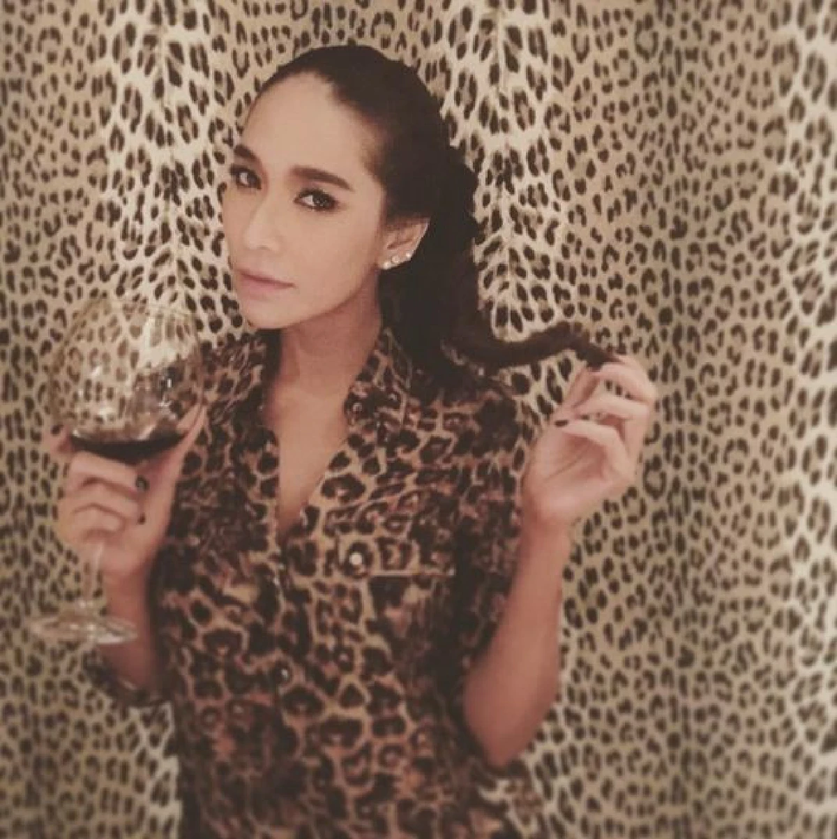 ตัวแม่ไม่มีพลาด! ส่องแฟชั่นสุดลายหนังสัตว์สุดแซ่บของเหล่าซุปตาร์สาว