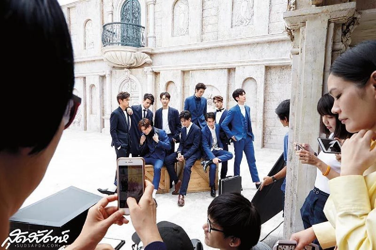 งานดีเหลือเกิน! 9 หนุ่มหล่อตระกูล จิระอนันต์ แท็กทีมถ่ายแบบขึ้นปกสุดสัปดาห์