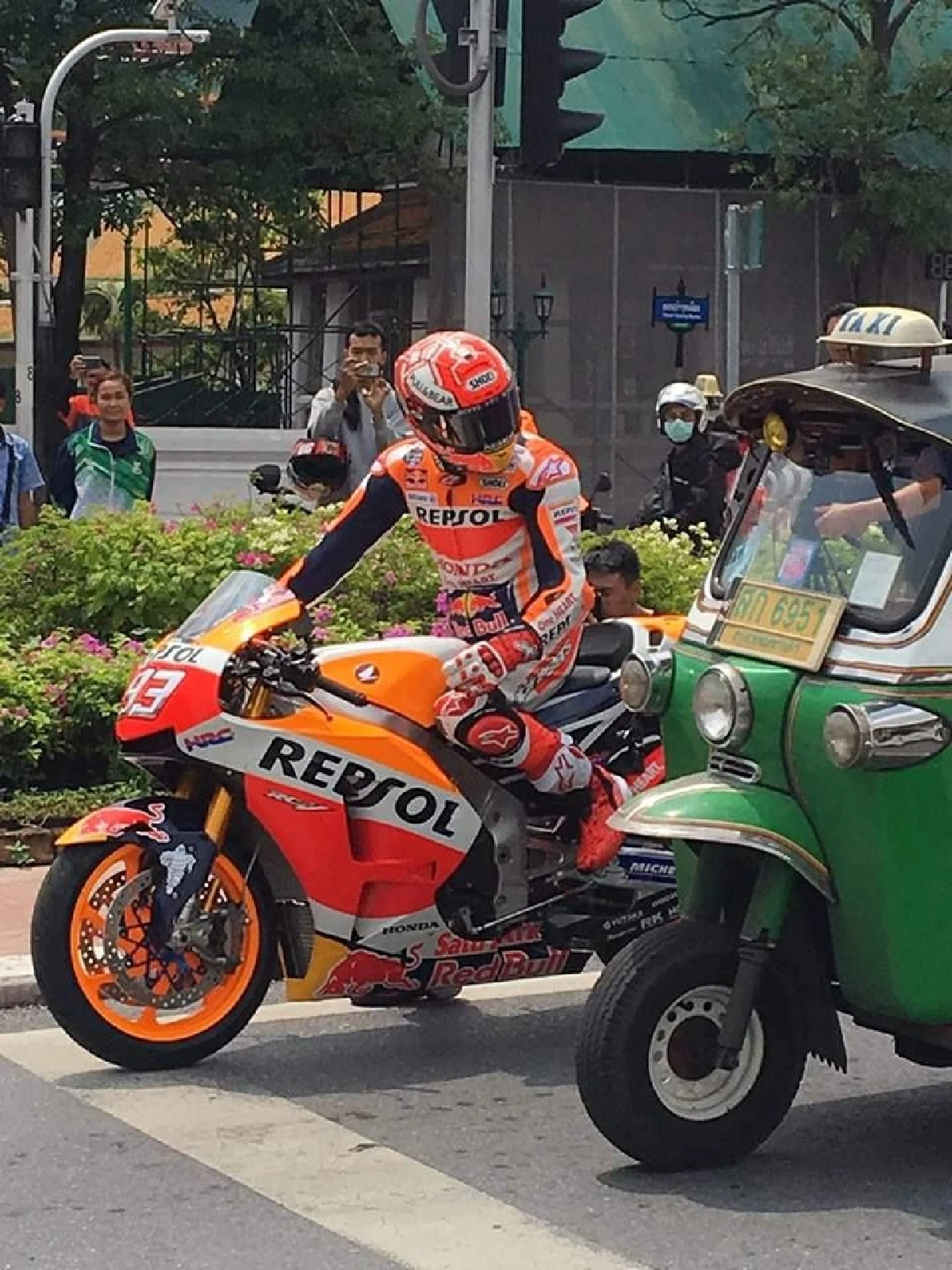 "มาร์เกซ" นักบิดแชมป์โลก ขอจ่ายค่าปรับเอง-หลังตร.อนุญาตให้ขี่โปรโมทท่องเที่ยว