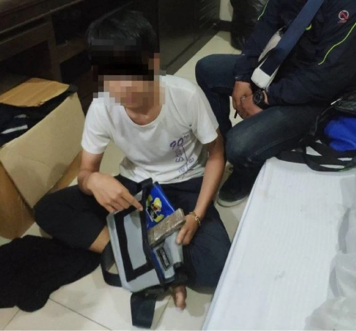 6 วัยรุ่นนั่งพี้กัญชาอย่างสำราญ ก่อนถูกตำรวจบุกจับ