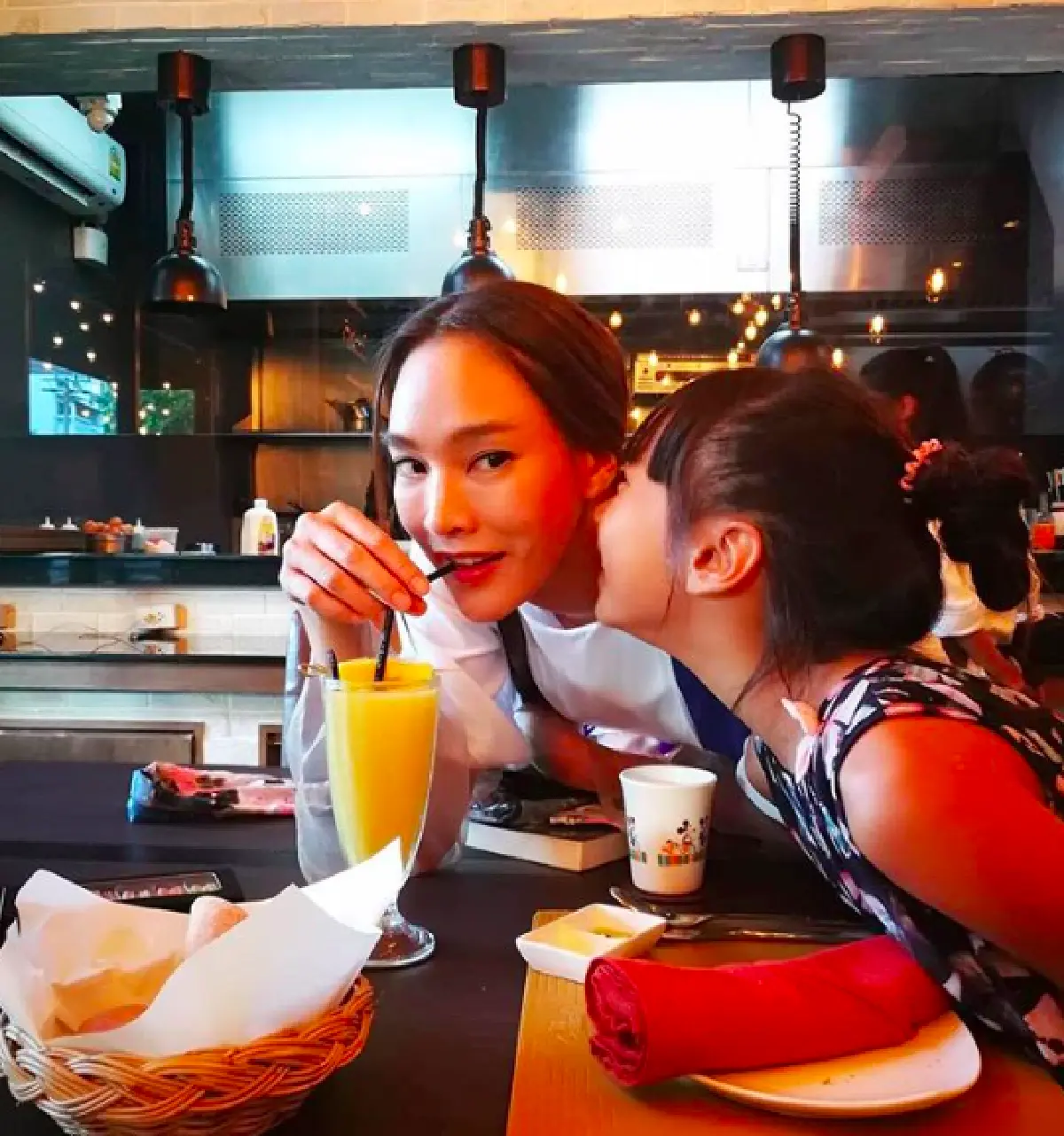 “น้องแพรว” ลูกสาว “แม่ตุ๊ก” ฉายแววดีไซน์เนอร์แต่เด็ก วัดตัว-ตัดชุดให้คุณแม่ด้วยตัวเอง