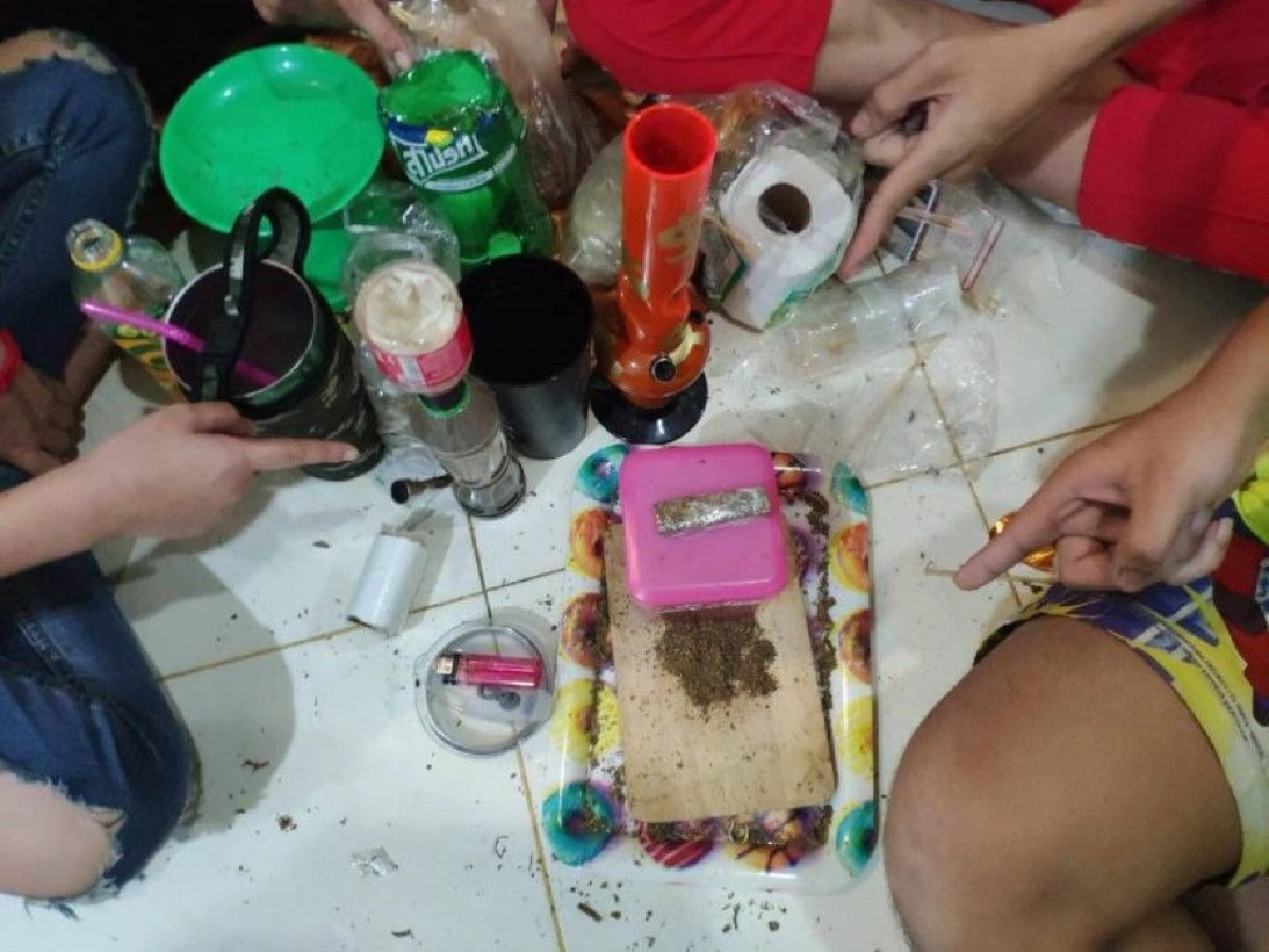 6 วัยรุ่นนั่งพี้กัญชาอย่างสำราญ ก่อนถูกตำรวจบุกจับ