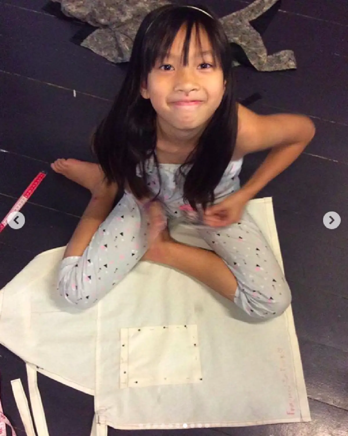 “น้องแพรว” ลูกสาว “แม่ตุ๊ก” ฉายแววดีไซน์เนอร์แต่เด็ก วัดตัว-ตัดชุดให้คุณแม่ด้วยตัวเอง