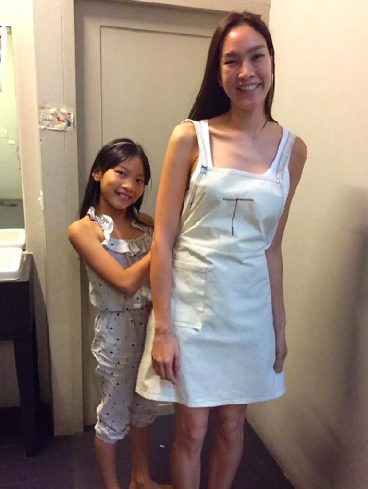 “น้องแพรว” ลูกสาว “แม่ตุ๊ก” ฉายแววดีไซน์เนอร์แต่เด็ก วัดตัว-ตัดชุดให้คุณแม่ด้วยตัวเอง