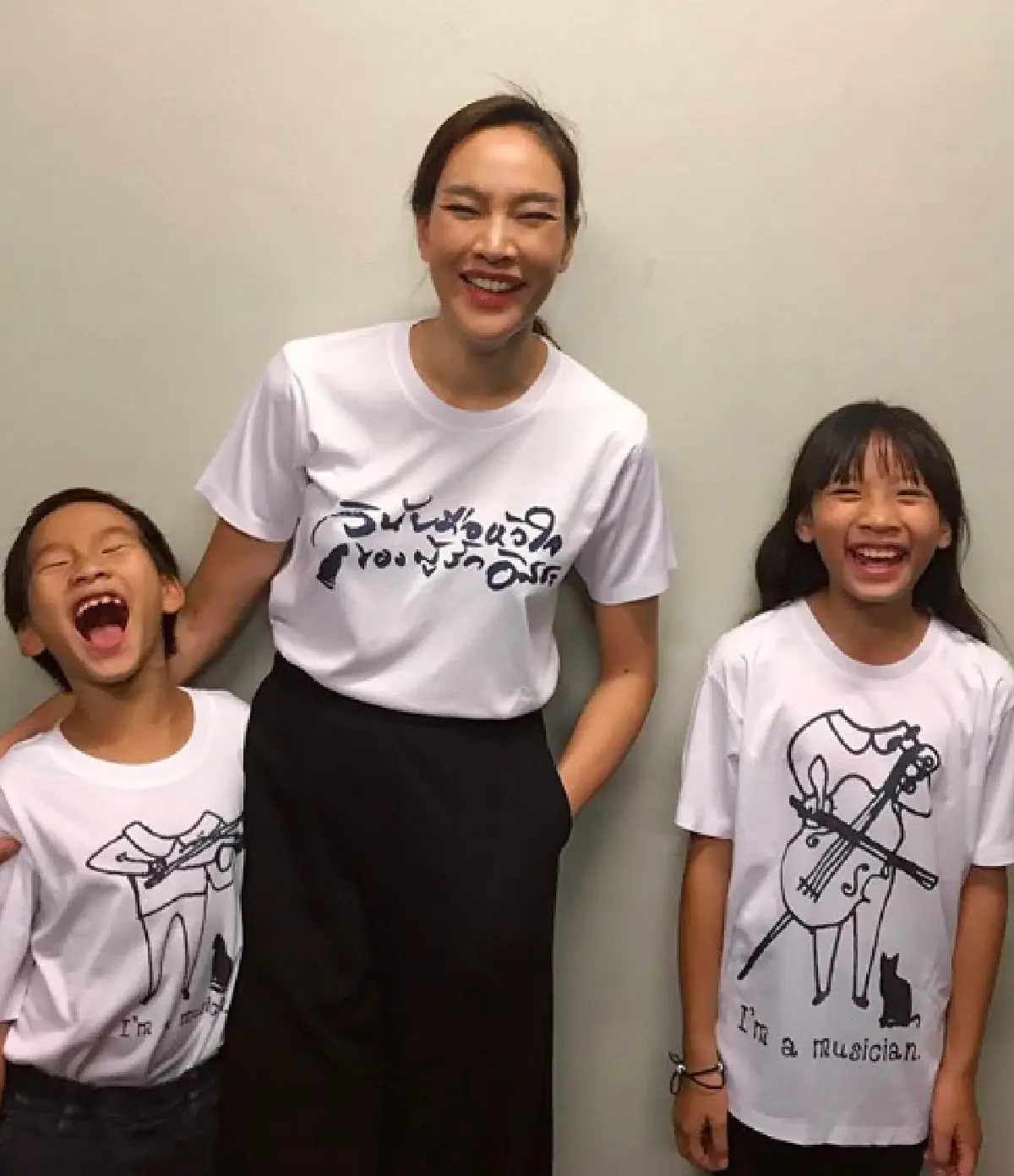 “น้องแพรว” ลูกสาว “แม่ตุ๊ก” ฉายแววดีไซน์เนอร์แต่เด็ก วัดตัว-ตัดชุดให้คุณแม่ด้วยตัวเอง