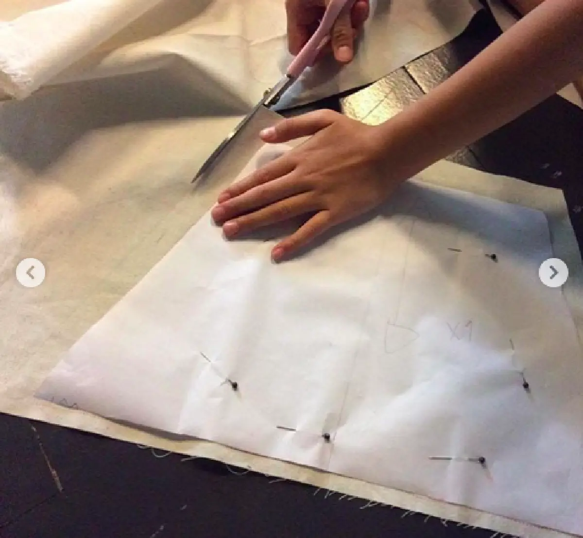 “น้องแพรว” ลูกสาว “แม่ตุ๊ก” ฉายแววดีไซน์เนอร์แต่เด็ก วัดตัว-ตัดชุดให้คุณแม่ด้วยตัวเอง