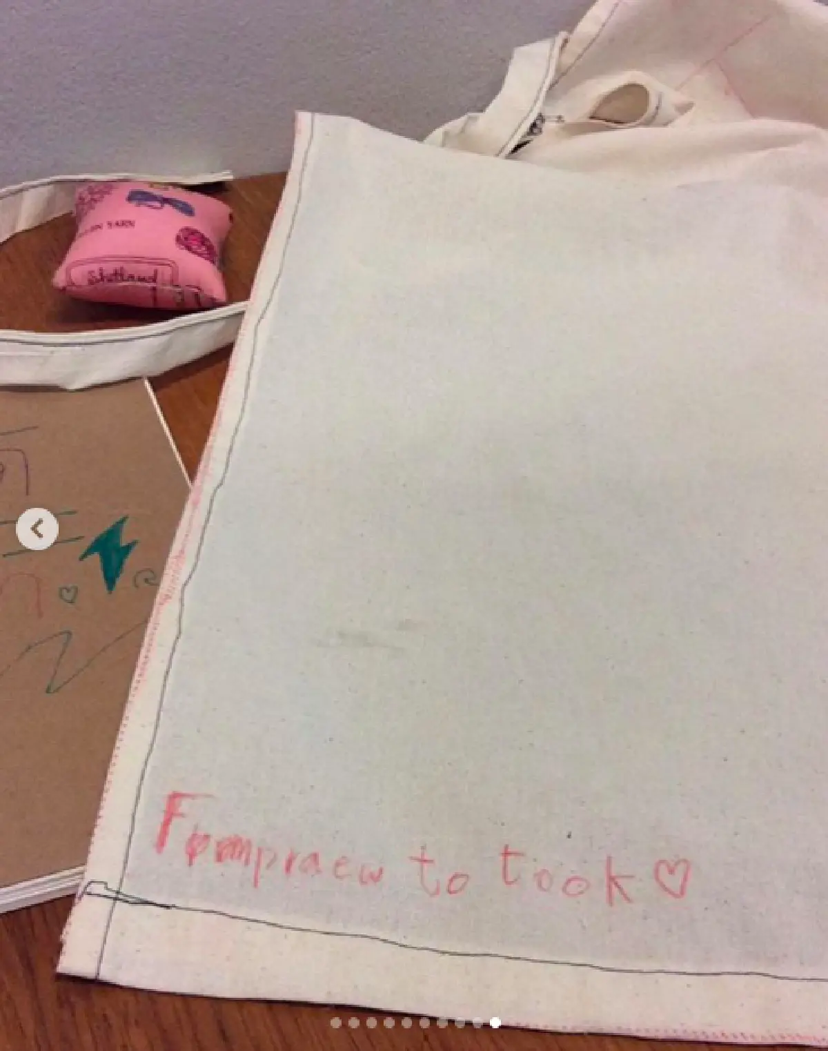 “น้องแพรว” ลูกสาว “แม่ตุ๊ก” ฉายแววดีไซน์เนอร์แต่เด็ก วัดตัว-ตัดชุดให้คุณแม่ด้วยตัวเอง