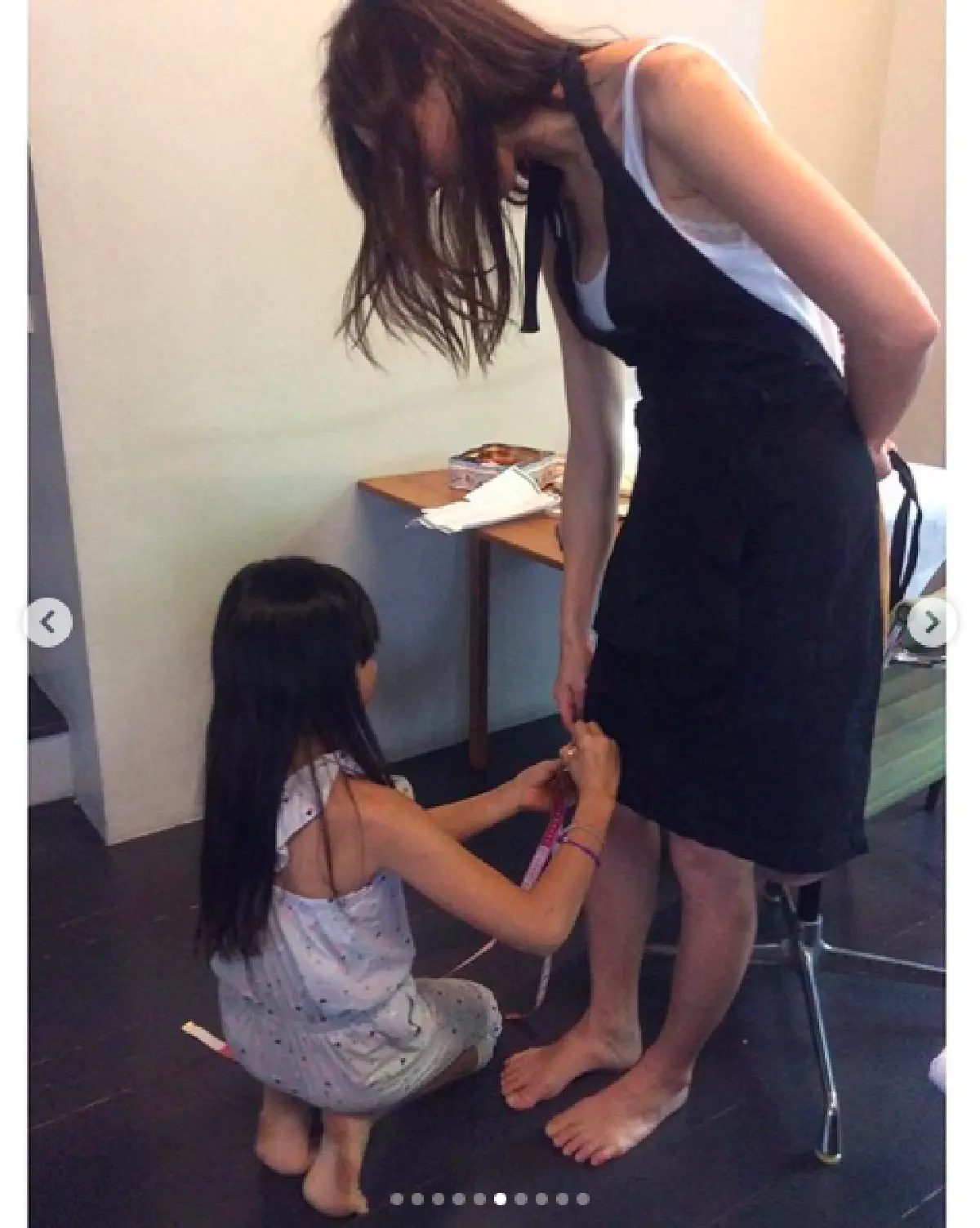 “น้องแพรว” ลูกสาว “แม่ตุ๊ก” ฉายแววดีไซน์เนอร์แต่เด็ก วัดตัว-ตัดชุดให้คุณแม่ด้วยตัวเอง