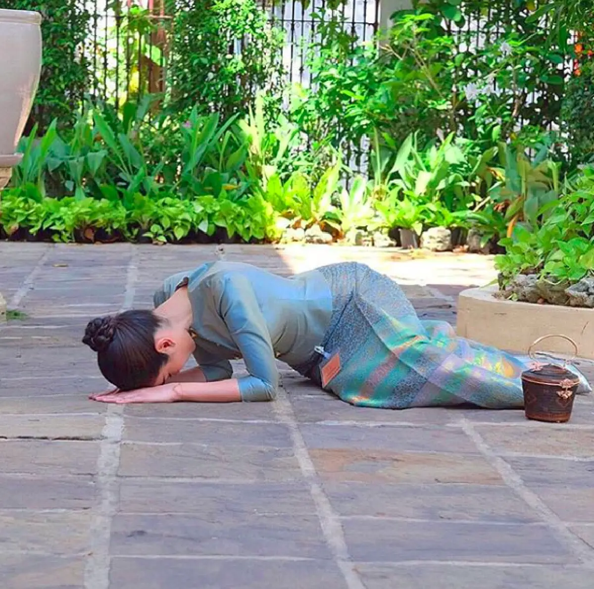 สวยสง่าได้แม่! “ปอย” ควงคุณแม่สวมชุดไทยเรียบหรูงดงาม ถวายเพลแด่ "สมเด็จพระสังฆราช”