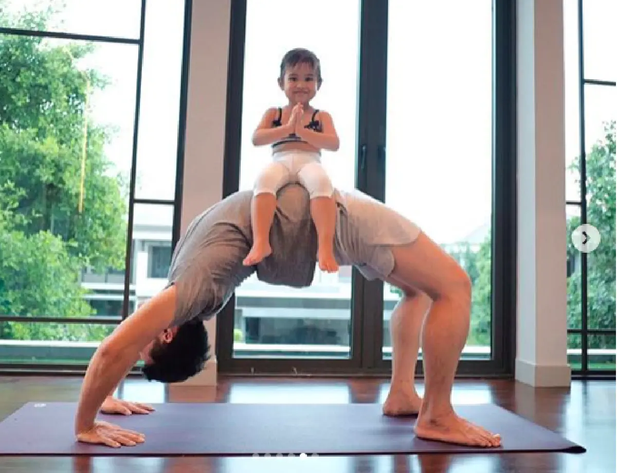 ตามแม่มาติดๆ “น้องเจ้าขา” ลีลาไม่ธรรมดา ฝึกโยคะกับ “แม่กระแต” ท่ายากมาหมด