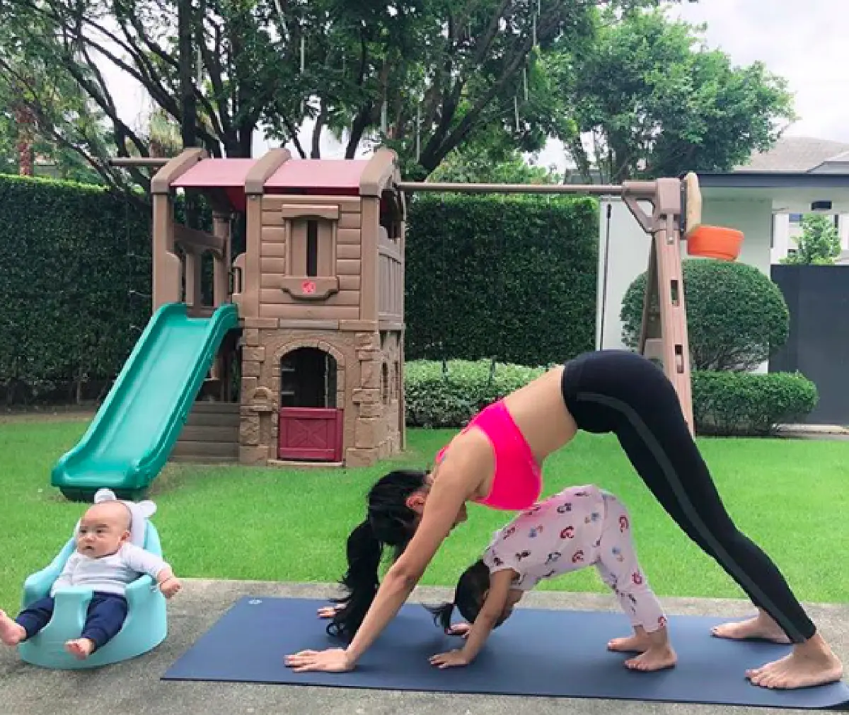 ตามแม่มาติดๆ “น้องเจ้าขา” ลีลาไม่ธรรมดา ฝึกโยคะกับ “แม่กระแต” ท่ายากมาหมด