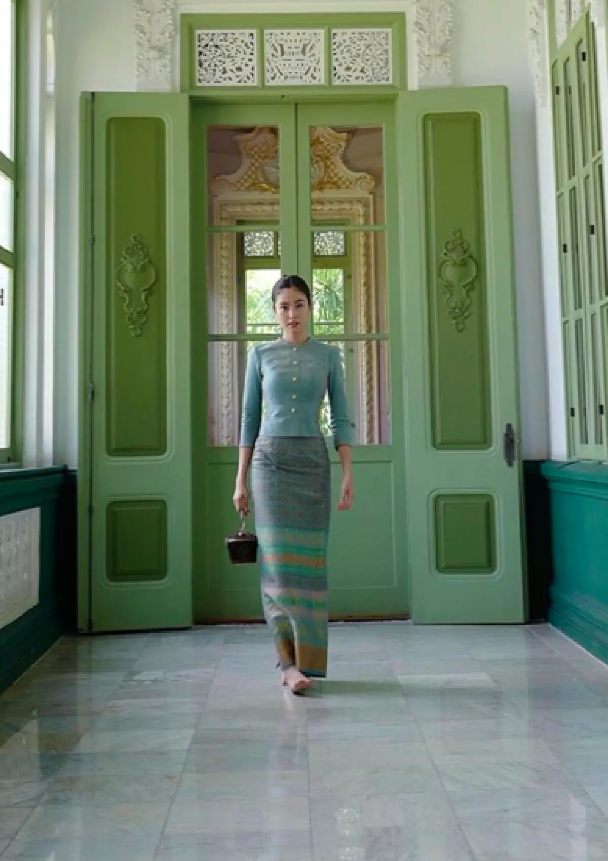 สวยสง่าได้แม่! “ปอย” ควงคุณแม่สวมชุดไทยเรียบหรูงดงาม ถวายเพลแด่ "สมเด็จพระสังฆราช”