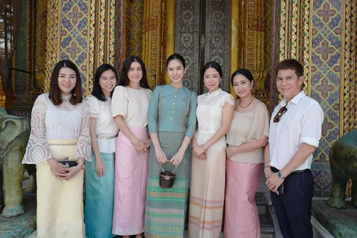 สวยสง่าได้แม่! “ปอย” ควงคุณแม่สวมชุดไทยเรียบหรูงดงาม ถวายเพลแด่ "สมเด็จพระสังฆราช”