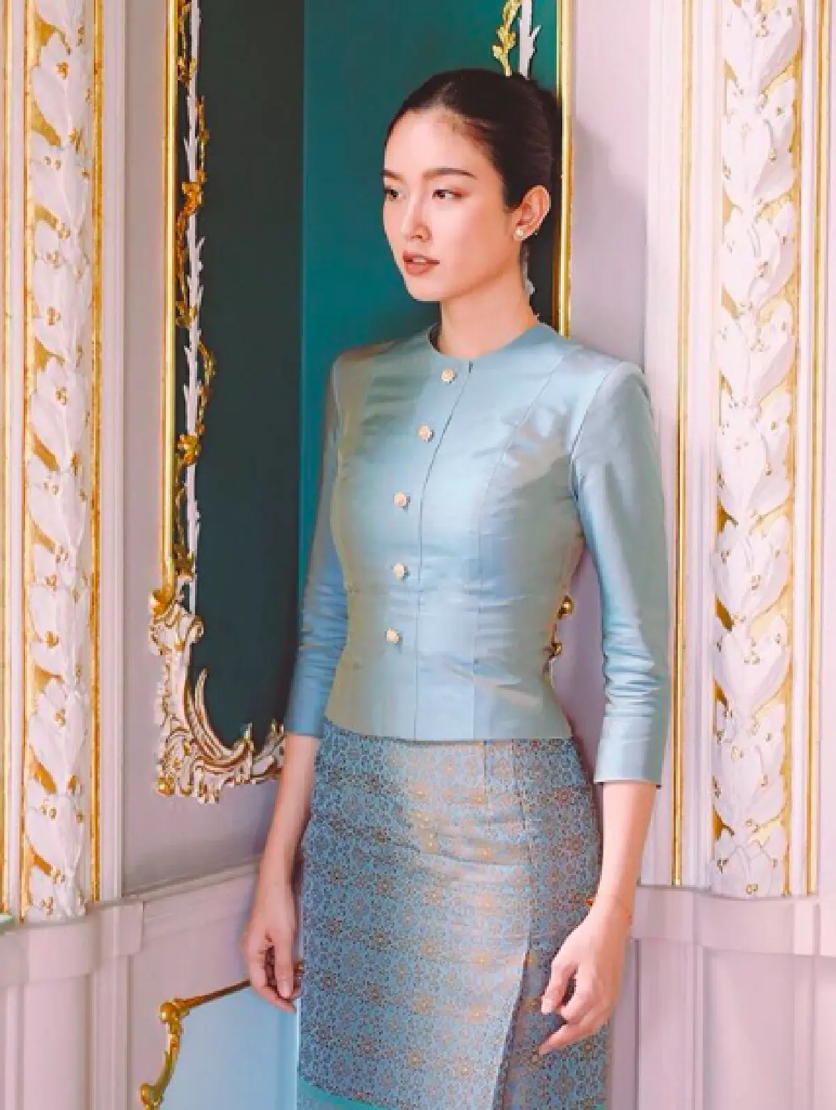 สวยสง่าได้แม่! “ปอย” ควงคุณแม่สวมชุดไทยเรียบหรูงดงาม ถวายเพลแด่ "สมเด็จพระสังฆราช”