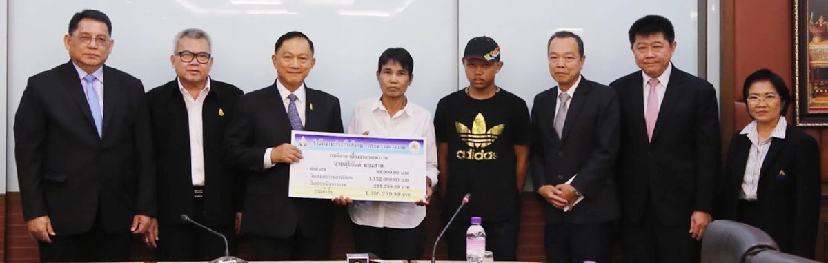 รมว.แรงงาน มอบเงินให้ทายาทลูกจ้างที่เสียชีวิตจากเจดีย์เก่าแก่ถล่ม!