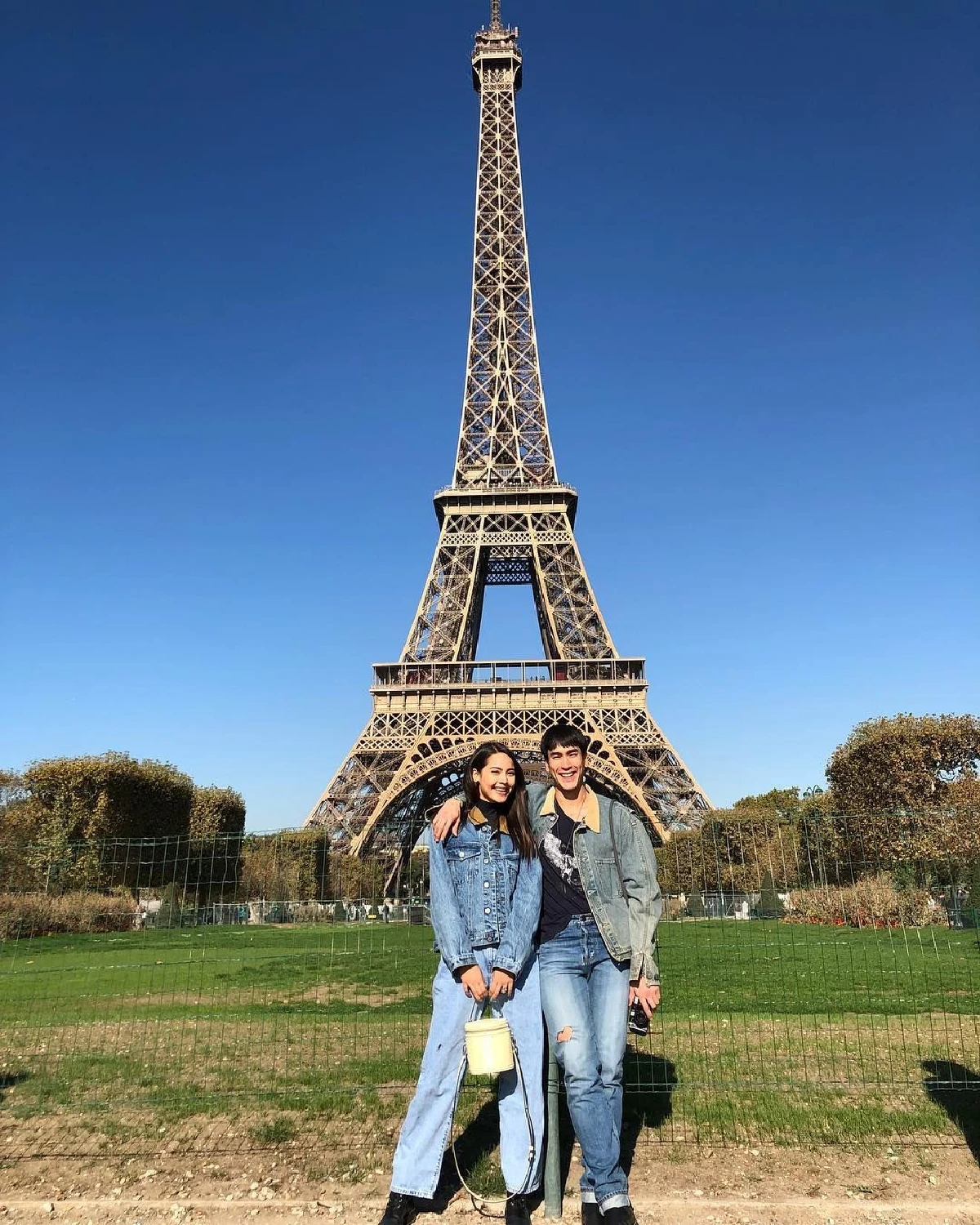 ฟินถ้วนหน้า! ณเดชน์-ญาญ่า นั่งรถเปิดประทุนสุดหรูชมกรุงปารีสสุดหวาน