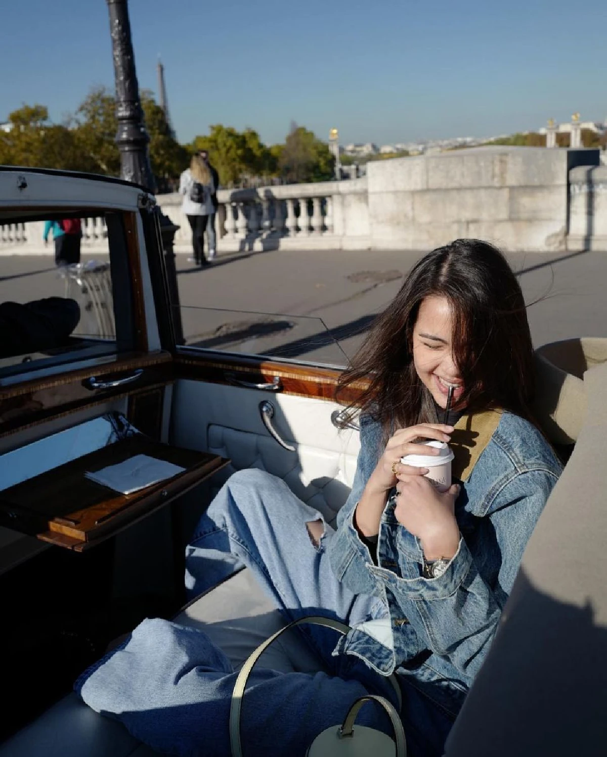 ฟินถ้วนหน้า! ณเดชน์-ญาญ่า นั่งรถเปิดประทุนสุดหรูชมกรุงปารีสสุดหวาน