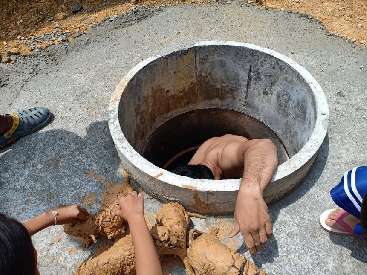 หนุ่มใต้โดดลงบ่อโคลนช่วยแก๊งเจ้าตูบ