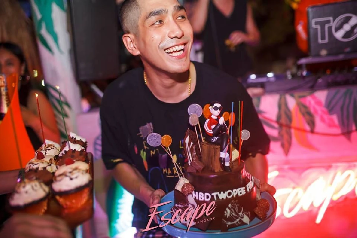 ช็อตนี้ตาย! “โต้ง ทูพี” จุ๊บหน้าผาก "ปราง กัญญ์ณรัณ” สุดมุ้งมิ้ง หวานกลางานปาร์ตี้วันเกิด