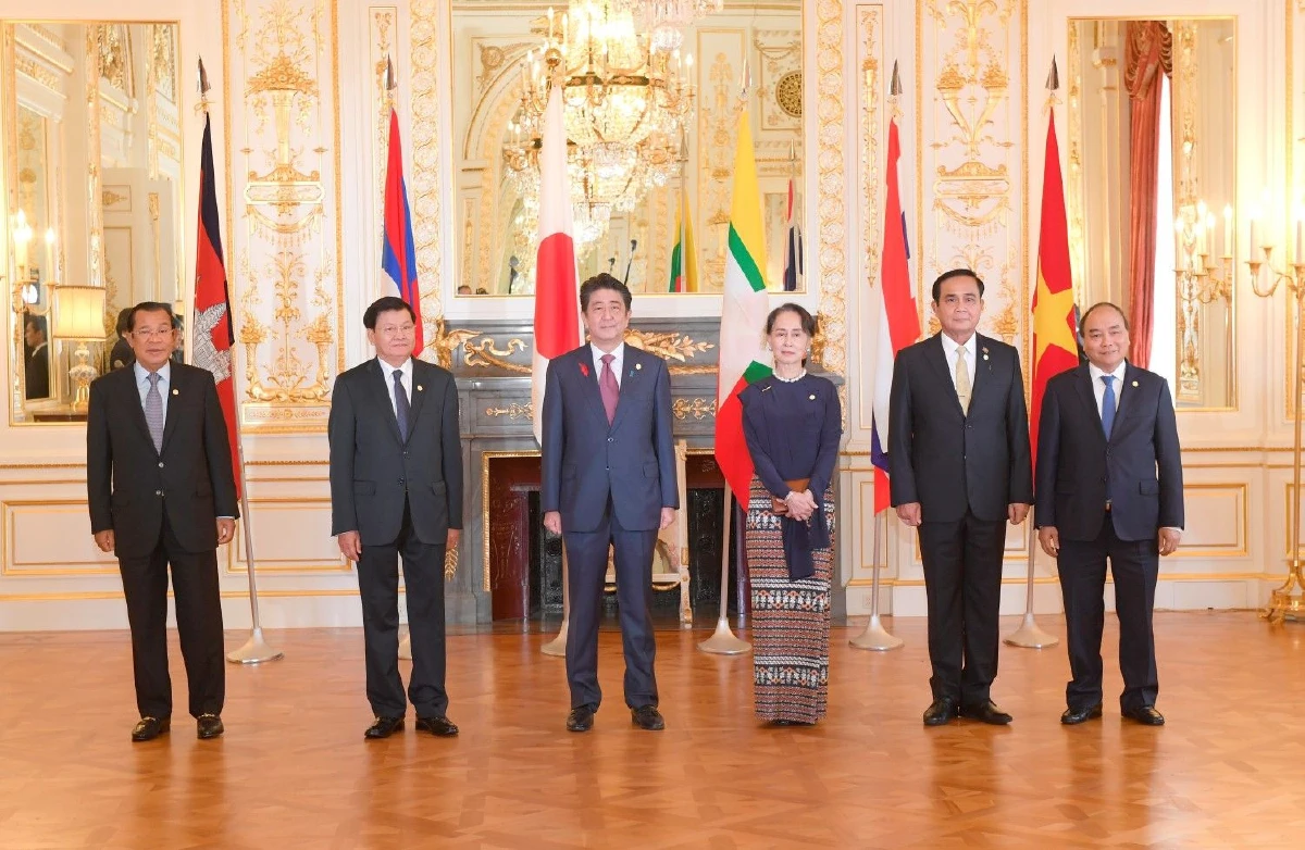 ญี่ปุ่นมอบเสื้อฟุตบอลให้ผู้นำประเทศลุ่มน้ำโขง