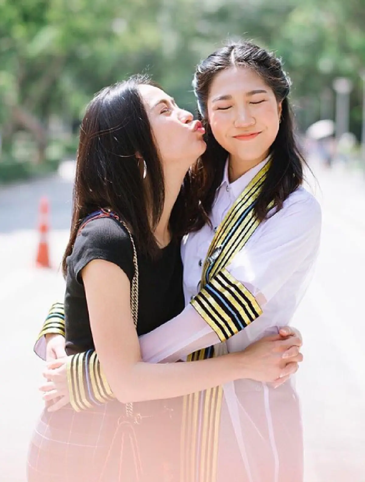 “รถเมล์” ปลื้มใจ! น้องสาวเตรียมตัวเป็นว่าที่คุณหมอ หลังเรียนจบคว้าเกียรตินิยมอันดับ 1