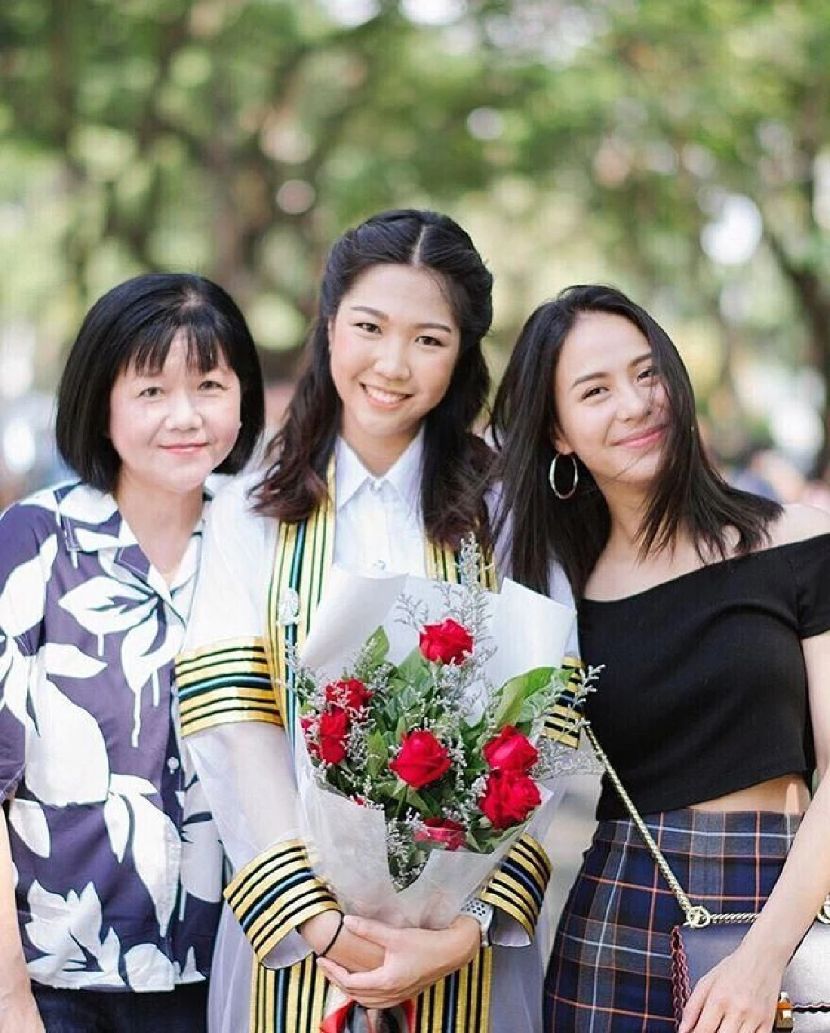 “รถเมล์” ปลื้มใจ! น้องสาวเตรียมตัวเป็นว่าที่คุณหมอ หลังเรียนจบคว้าเกียรตินิยมอันดับ 1