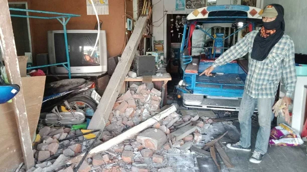 เมาแล้วขับ! หนุ่มซิ่งกระบะชนทะลุเข้าห้องแถวพังยับ