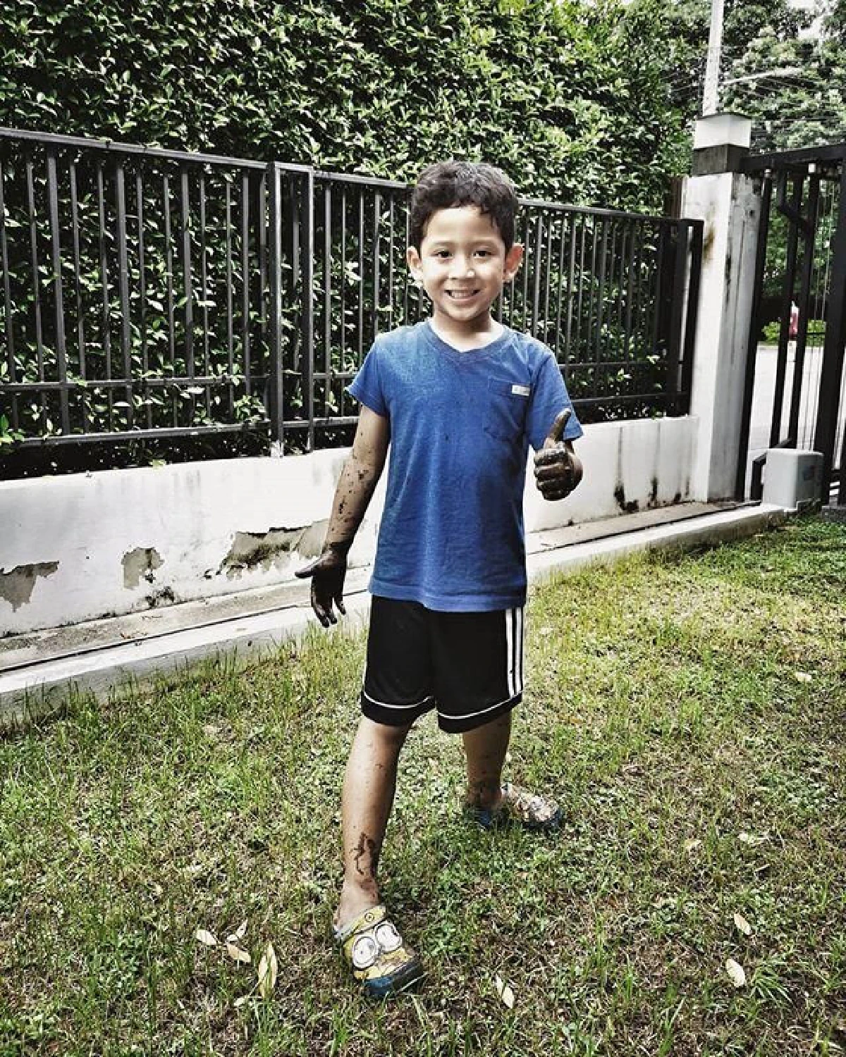 เอ๋จะด่ามั้ย? ป๋อ ณัฐวุฒิ พาลูกๆ เปิดประสบการณ์เล่นโคลนเลอะทั้งตัว