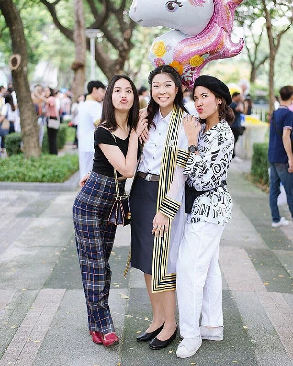 “รถเมล์” ปลื้มใจ! น้องสาวเตรียมตัวเป็นว่าที่คุณหมอ หลังเรียนจบคว้าเกียรตินิยมอันดับ 1