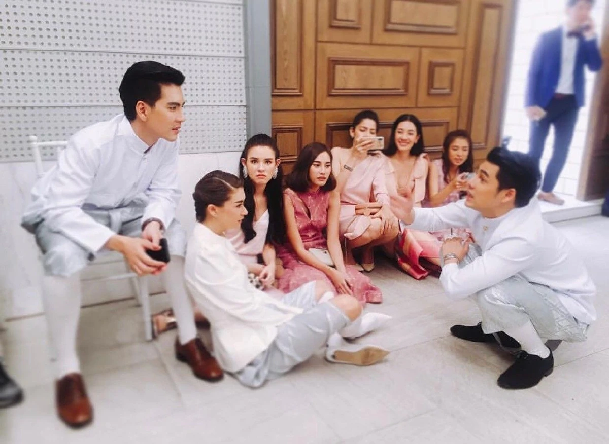 เอมี่ กลิ่นประทุม อวดความเท่แบบไทย ในฐานะเพื่อนเจ้าบ่าว เคลลี่