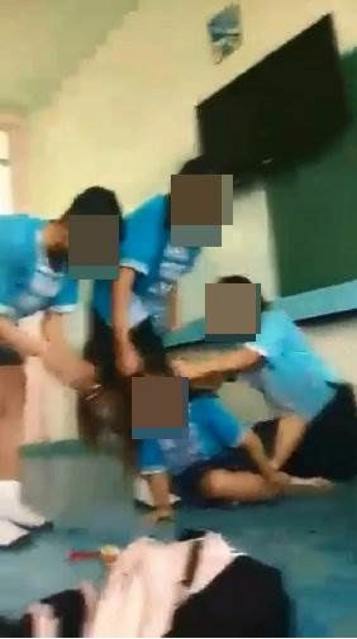 แชร์สนั่น!เด็กหญิงโดนรุ่นพี่แกล้งรุมดึงผมจนร้องไห้ในโรงเรียนที่พะเยา