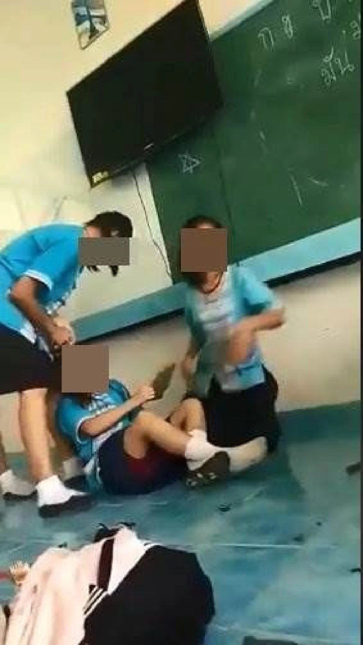 แชร์สนั่น!เด็กหญิงโดนรุ่นพี่แกล้งรุมดึงผมจนร้องไห้ในโรงเรียนที่พะเยา