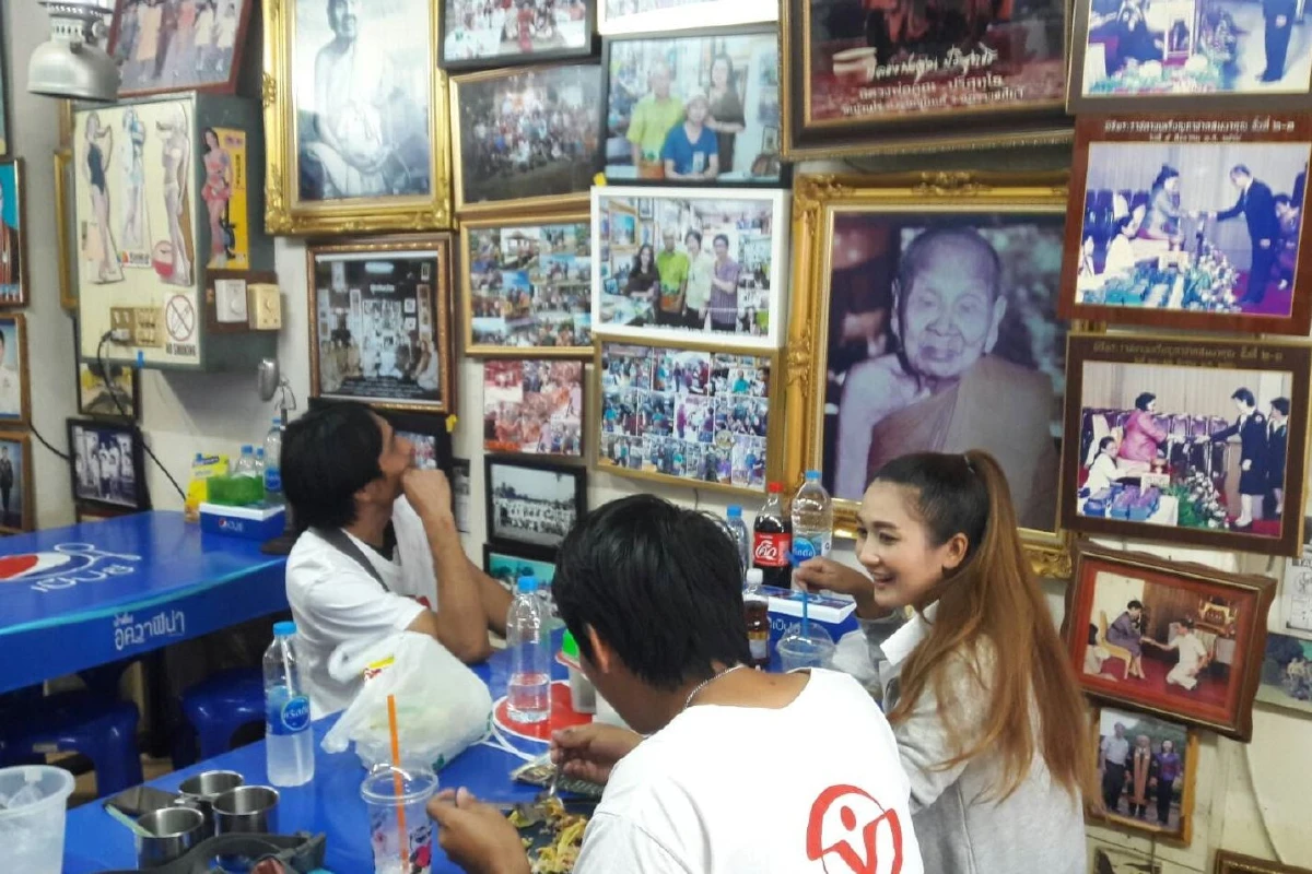 จงรักภักดีไม่เสื่อมคลายคุณตาสะสมรูปในหลวงร.9ติดทั่วร้านกว่า200ภาพ