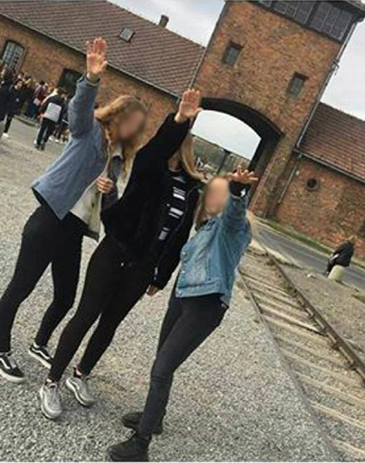 3 นนท.ไอริช ถูกจับหลังทำท่า "ซีกไฮล์" หน้าค่ายกักกัน