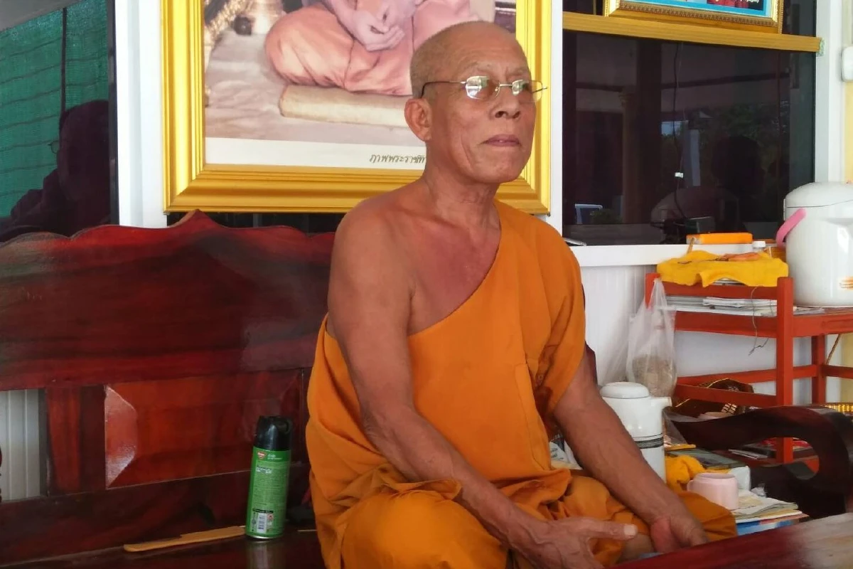 มันแปลกดี!แต่ได้ผลเขียนป้ายห้ามนกพิราบบินเกาะหลังคากุฏิ